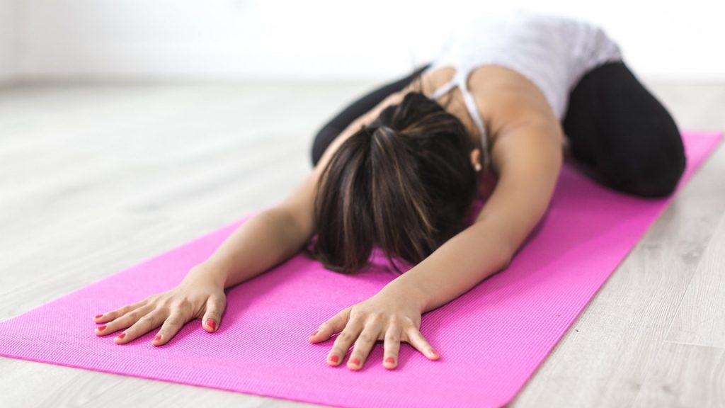 Regardez les cours de yoga lors de vos vacances
