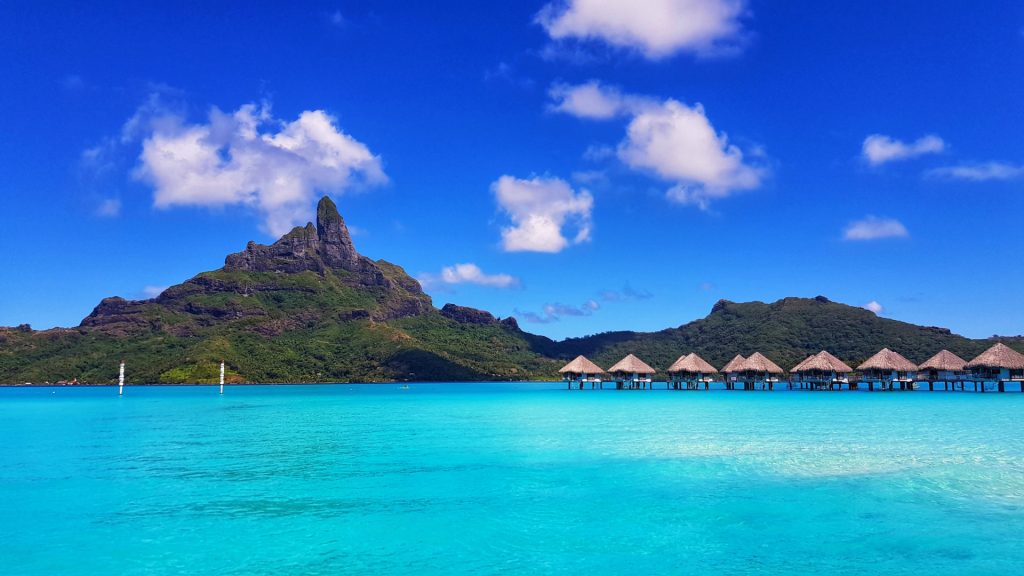Pensez à la location de bateau en Polynésie Française pour des croisières privées !