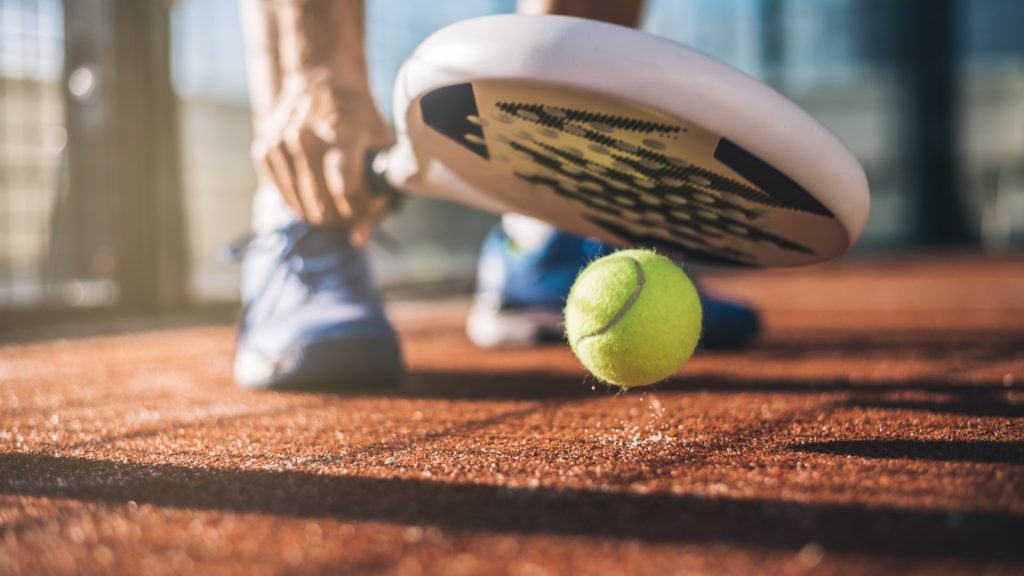 Stage de padel : comment améliorer votre jeu en seulement quelques jours ?